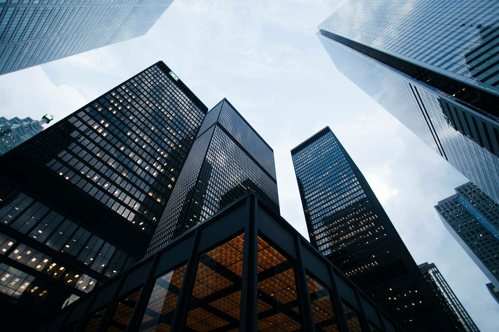 Edifícios corporativos vistos de baixo ao entardecer